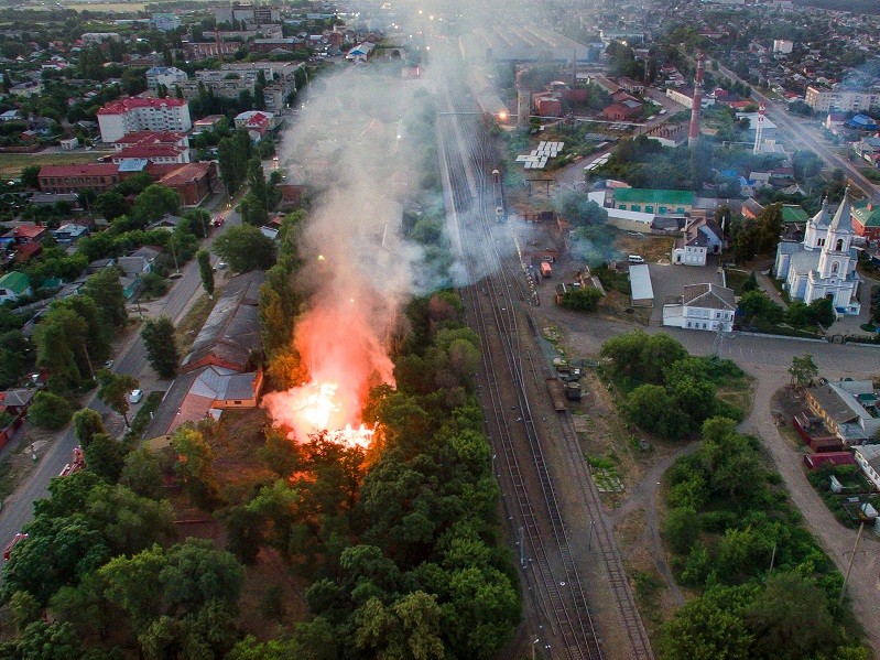 Сильный пожар произошел в Борисоглебске на территории бывшего училища №9 width=360px