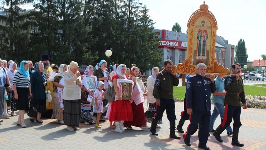 В Новохопёрске в день убийства Романовых прошел крестный ход width=360px