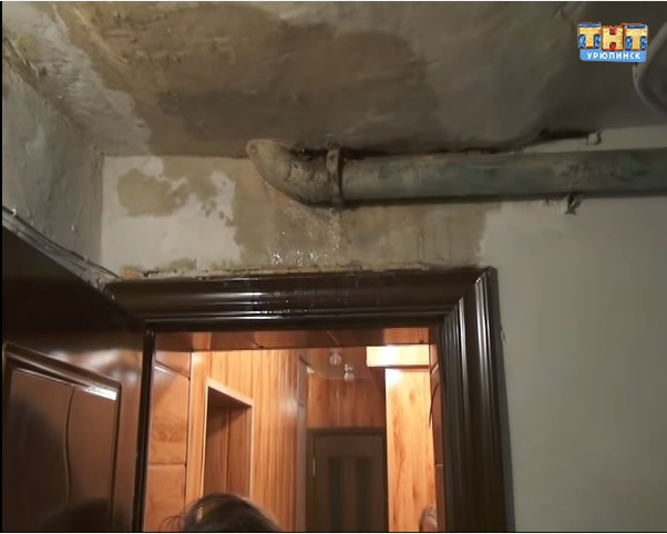 В Урюпинске при капремонте затоплены квартиры. Видео width=360px