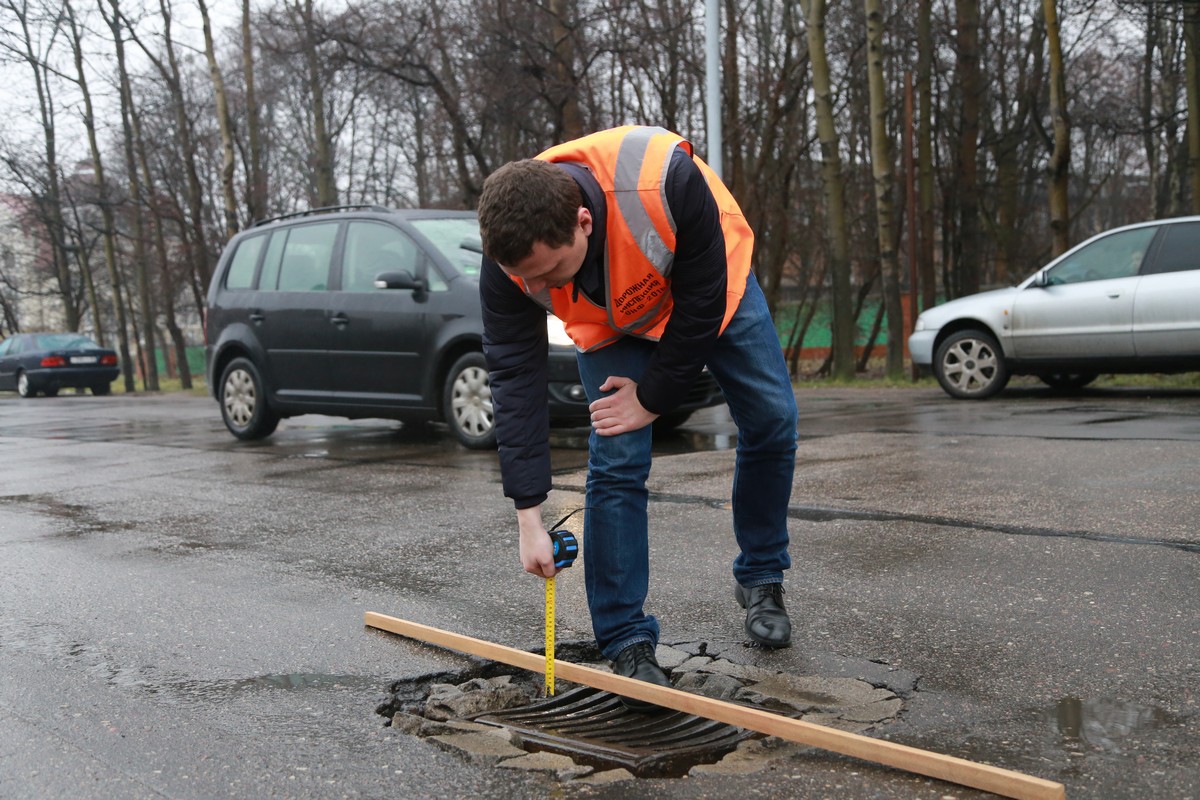 И.о. мэра Борисоглебска поручил отделу администрации обмерять выбоины на дороге width=360px