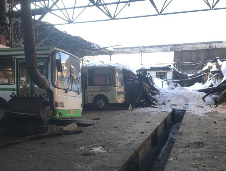 В Борисоглебске обрушившаяся крыша автопарка разбила 5 автобусов width=360px
