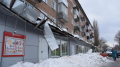 В Борисоглебске при сходе снега с крыши дома повредило кровлю магазина